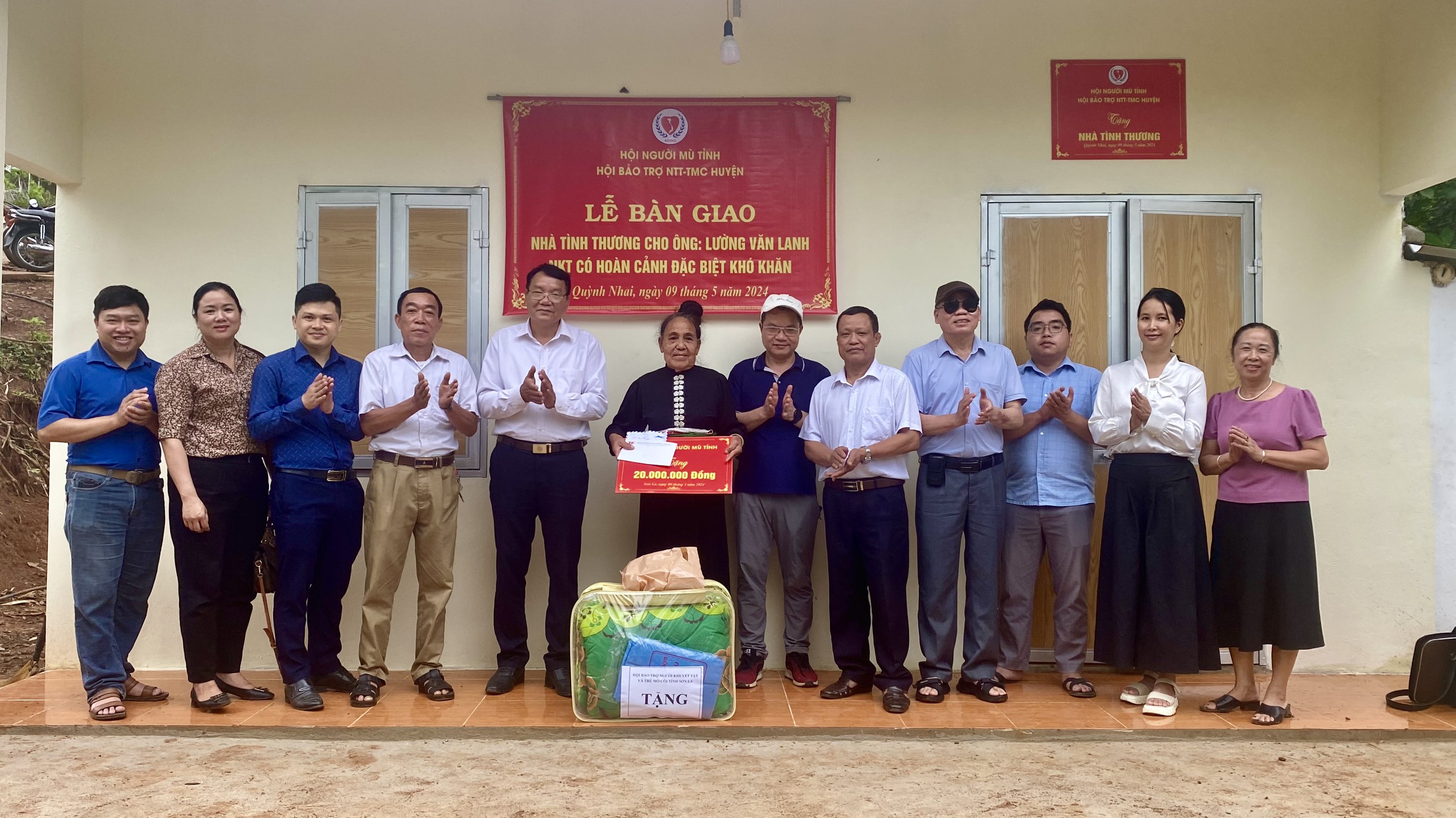 Trao tiền hỗ trợ xây nhà cho hội viên có hoàn cảnh khó khăn tại Sơn La